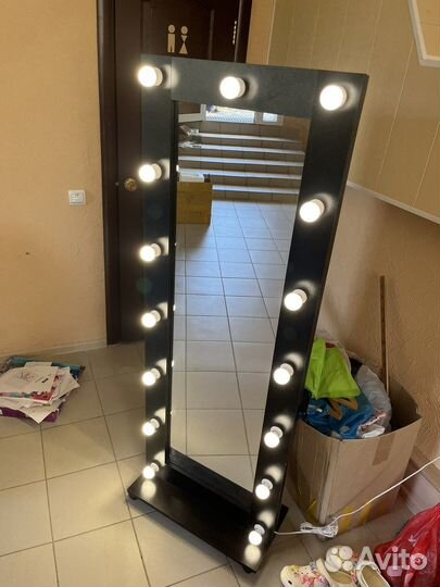 Гримерное зеркало с лампочками