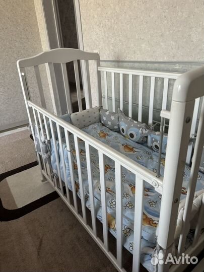 Детская кроватка с маятником