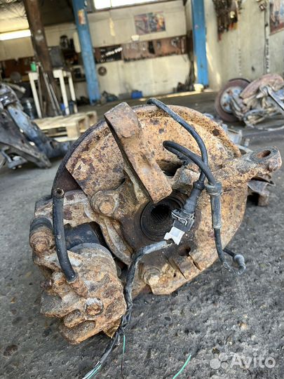 Кулак поворотный передний Mitsubishi Carisma