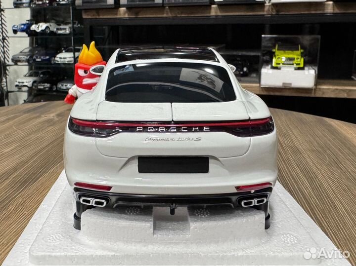 Minichamps Porsche Panamera (113061074) 1:18