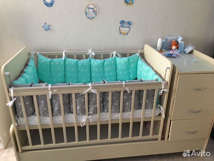 Детская кроватка с маятником и ящиком