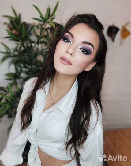 Визажист, модель на макияж