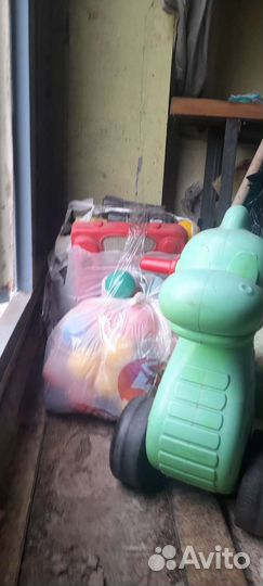 Детская кухня, шарики для бассейна, каталка