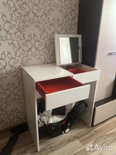 Косметический столик с зеркалом