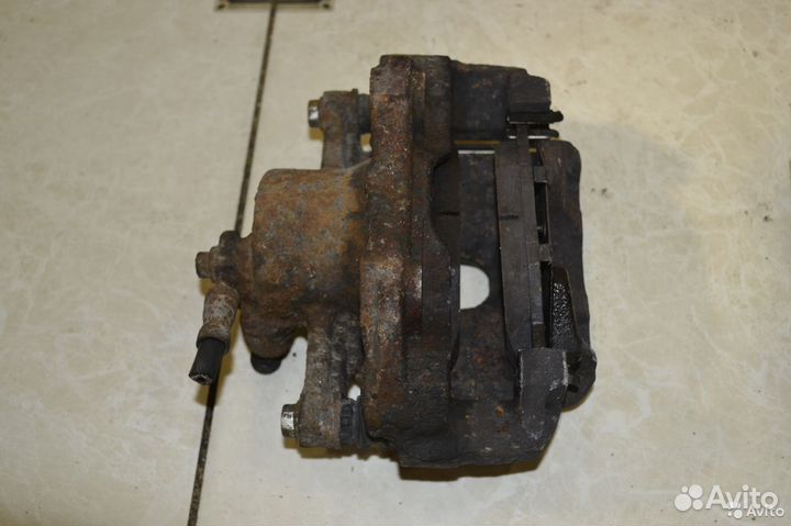 Тормозной суппорт передний левый Volkswagen Polo 5