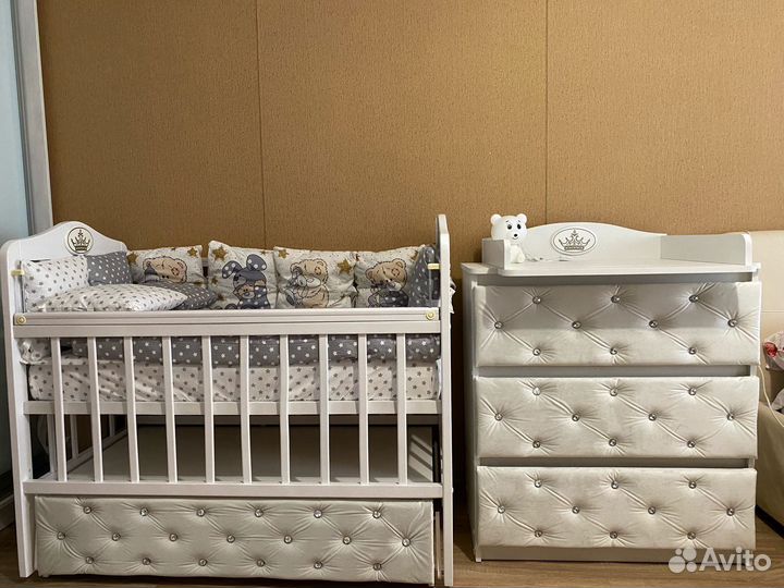 Детская кроватка с маятником и ящиком