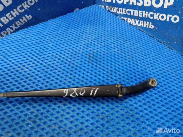 Правый поводок дворника Volvo S80 седан 2004