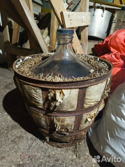 Бутыль стеклянная в обрешётке