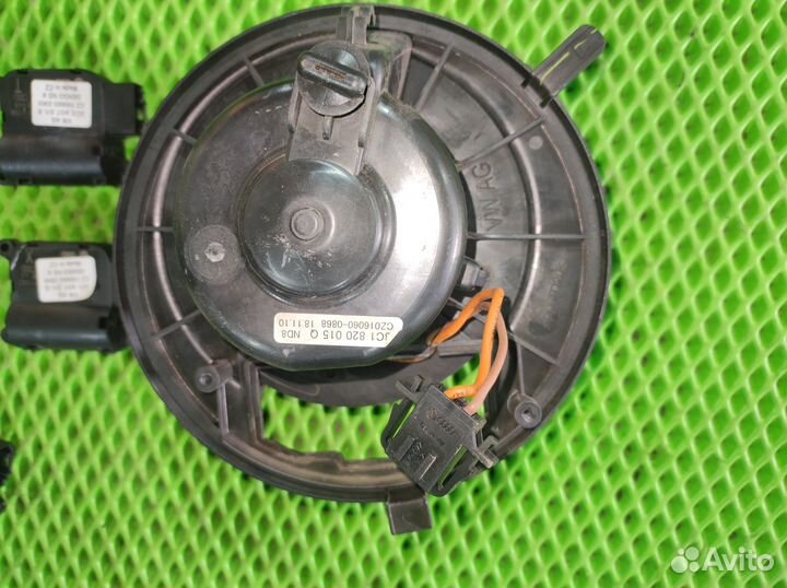 Моторчик отопителя салона Volkswagen Golf Plus