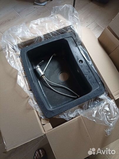 Столешница для кухни с раковиной и краном