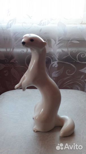 Фарфоровая статуэтка ласка