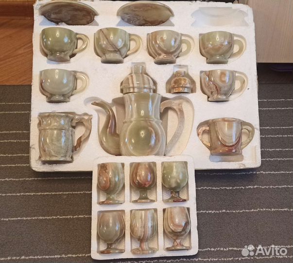 Сервиз чайный из оникса. Часы, Рюмки из оникса