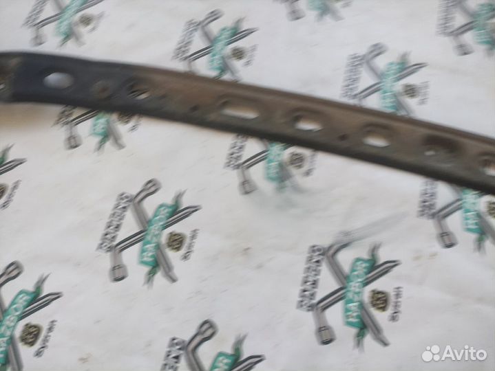 Планка рамки радиатора Toyota Land Cruiser 200