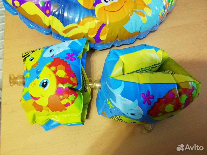 Надувной круг и детские нарукавники для плавания
