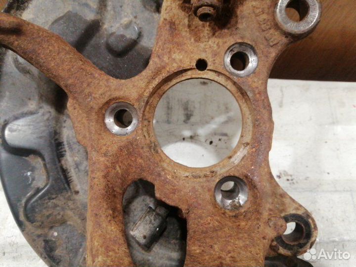 Поворотный кулак передний правый Skoda Octavia А7