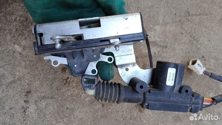 Замок двери передней левой Нива Шевролет