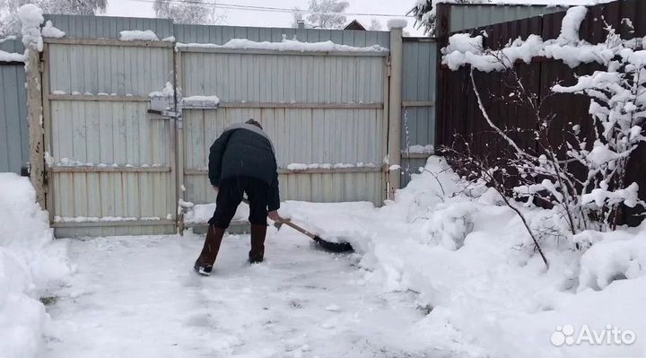 Уборка снега лопатой