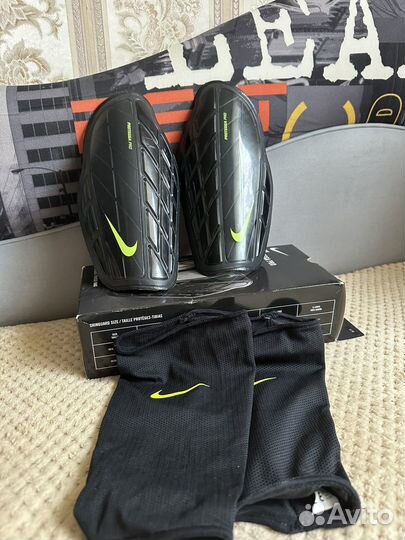 Футбольные щитки Nike