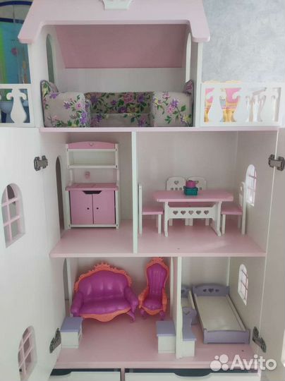 Кукольный домик с мебелью