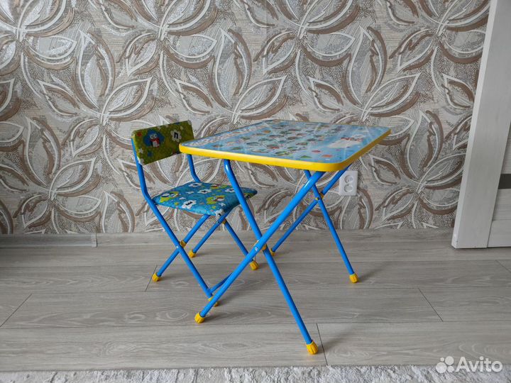 Детский письменный стол и стул