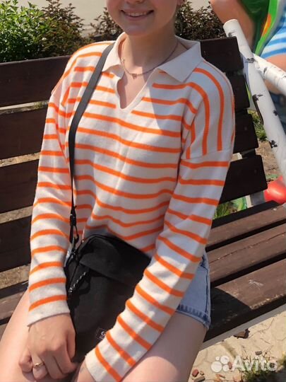 Кофта с вырезом