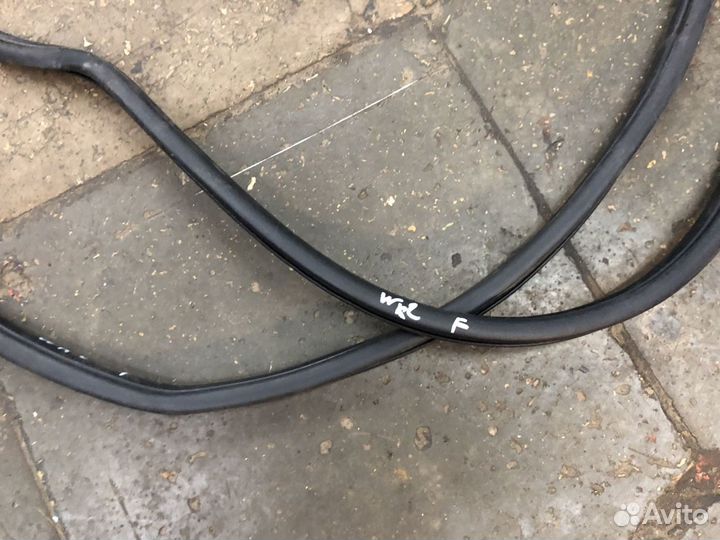 Уплотнитель двери Jeep Grand Cherokee WK2