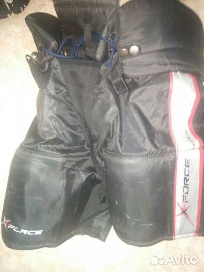 Нагрудник, шорты и шлем на подростка