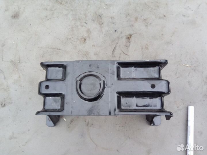 Крепление запасного колеса Audi A4 B8