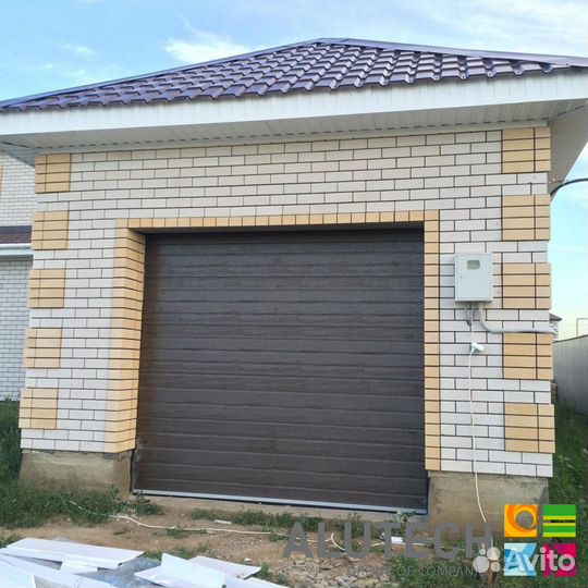 Секционные ворота для гаража alutech