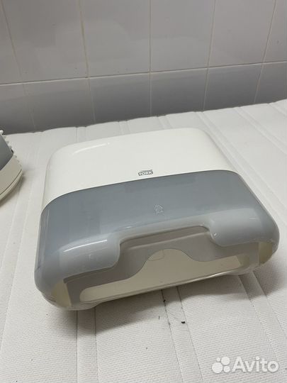 Диспенсор для полотенец и туалетной бумаги