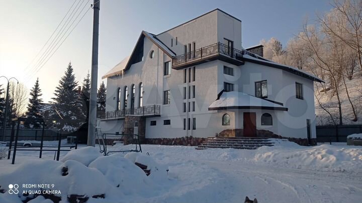 Дом 1200 м² на участке 15 сот.