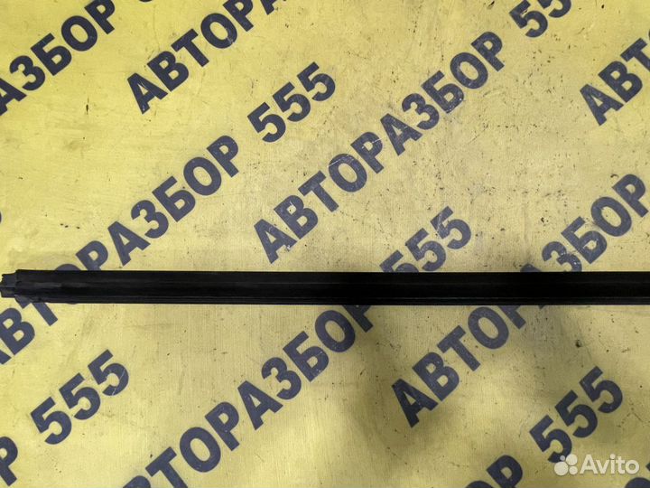 Накладка стекла переднего правого Kia Rio 2