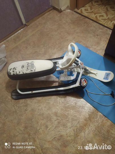 Детский снегокат с ручкой бу