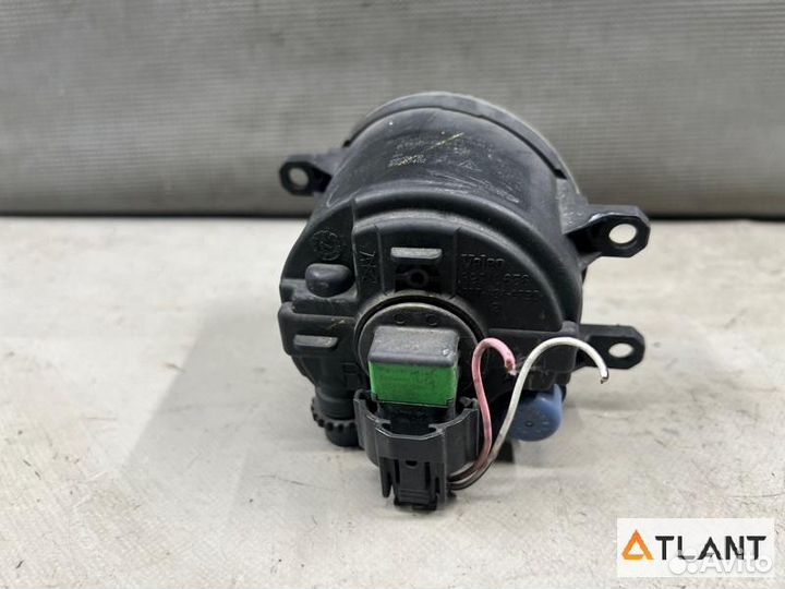 Туманка передняя правая toyota isis