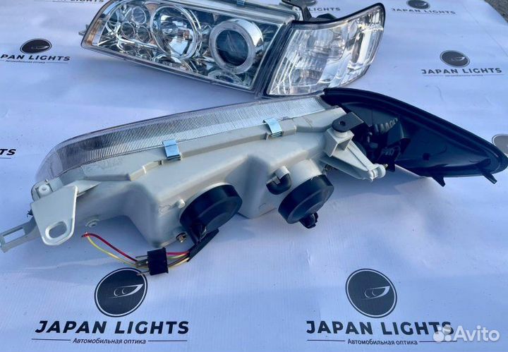 Фары линзовые с анг. глазками хром передние Toyota