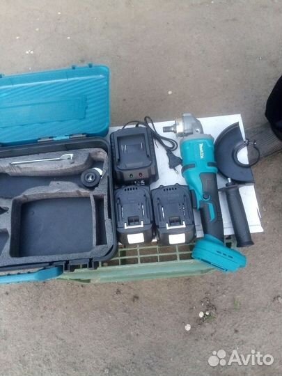 Подается аккумуляторная болгарка