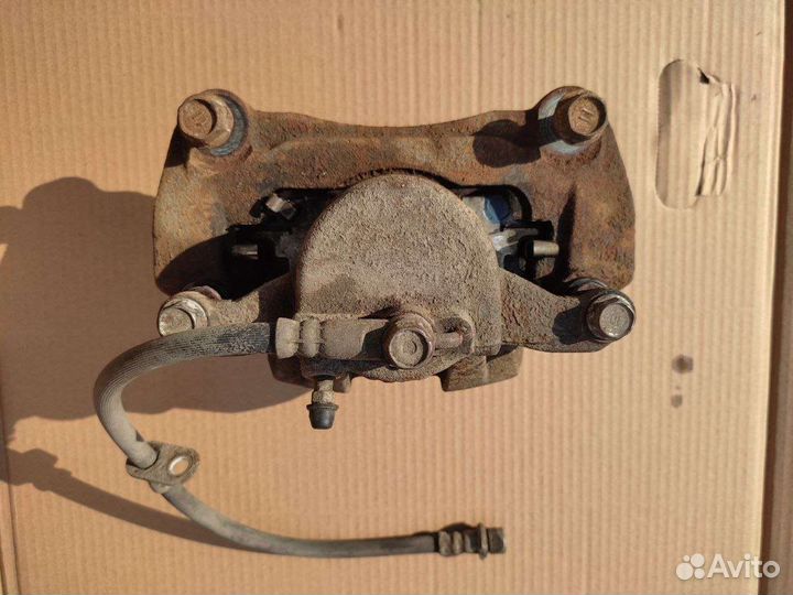 Суппорт передний правый Lexus RX II 2003-2009