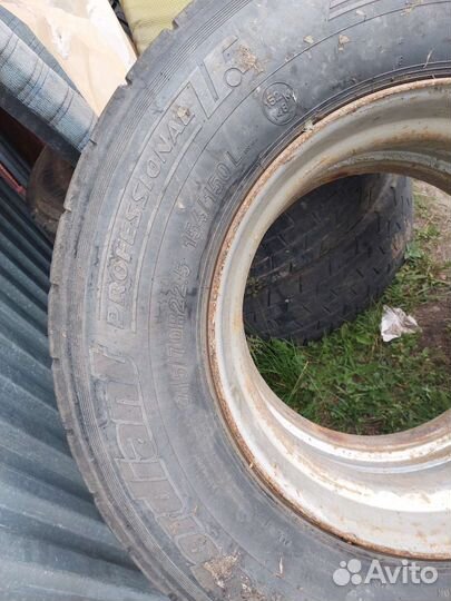 Резина грузовая стоит на камазе