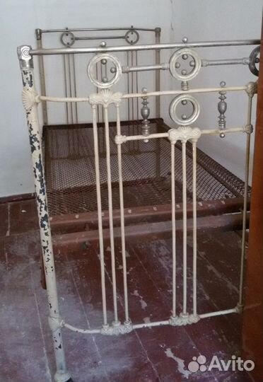 Винтажная металлическая кровать