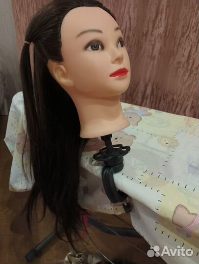 Голова манекен с волосами на штативе