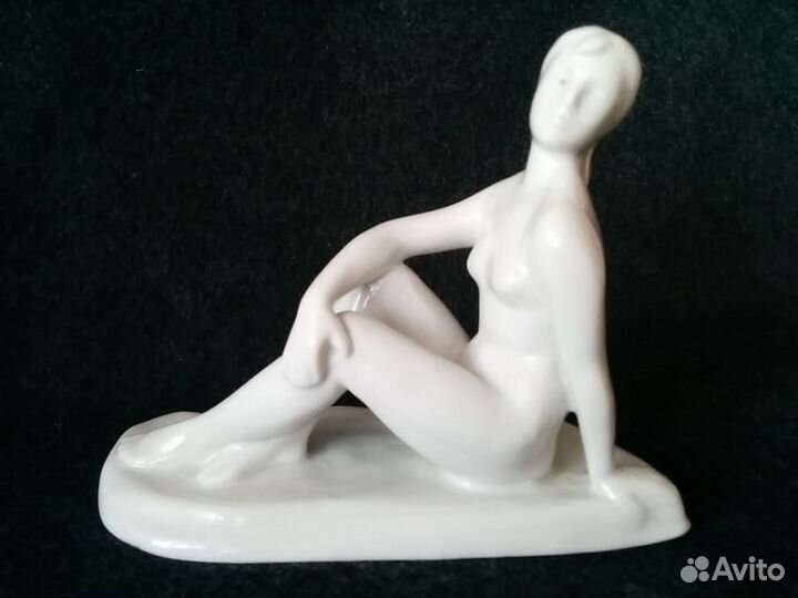 Сидящая девушка