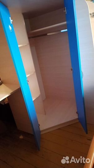 Детская кровать чердак со столом и шкафом