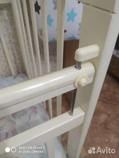 Детская кроватка с маятником