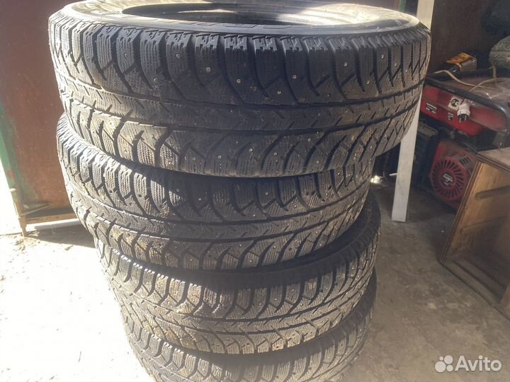 Bridgestone Ice Cruiser 7000 215/70 R16