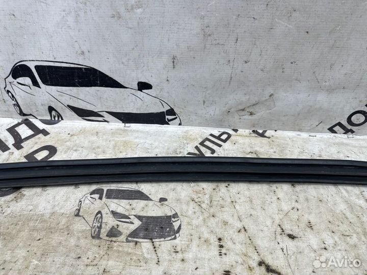 Уплотнитель двери передний левый Toyota Highlander