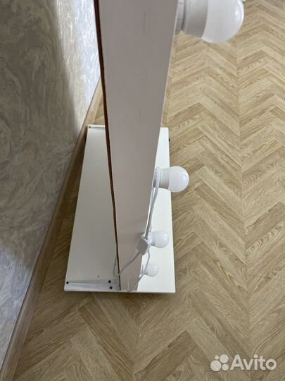 Гримерное зеркало с лампочками