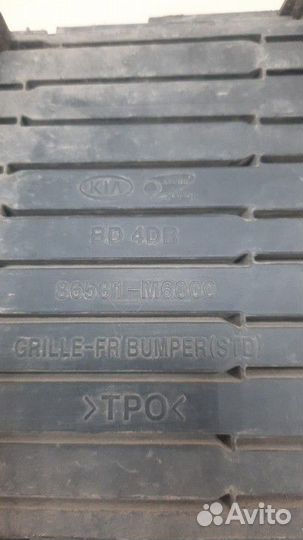 Решетка в бампер центральная Kia Cerato