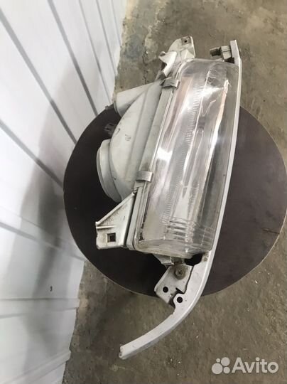 Передняя правая фара с ресничкойна тойота карина