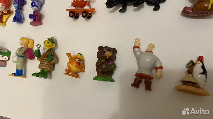 Пакетом игрушки из киндера