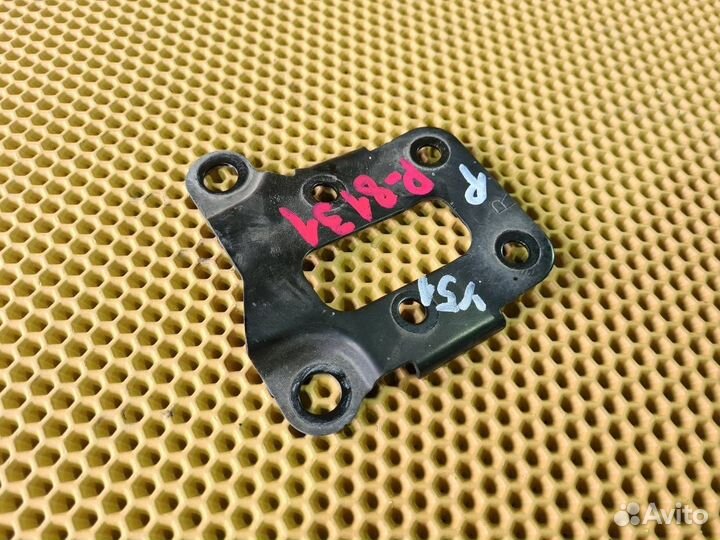 Кронштейн замка капота передний правый Infiniti